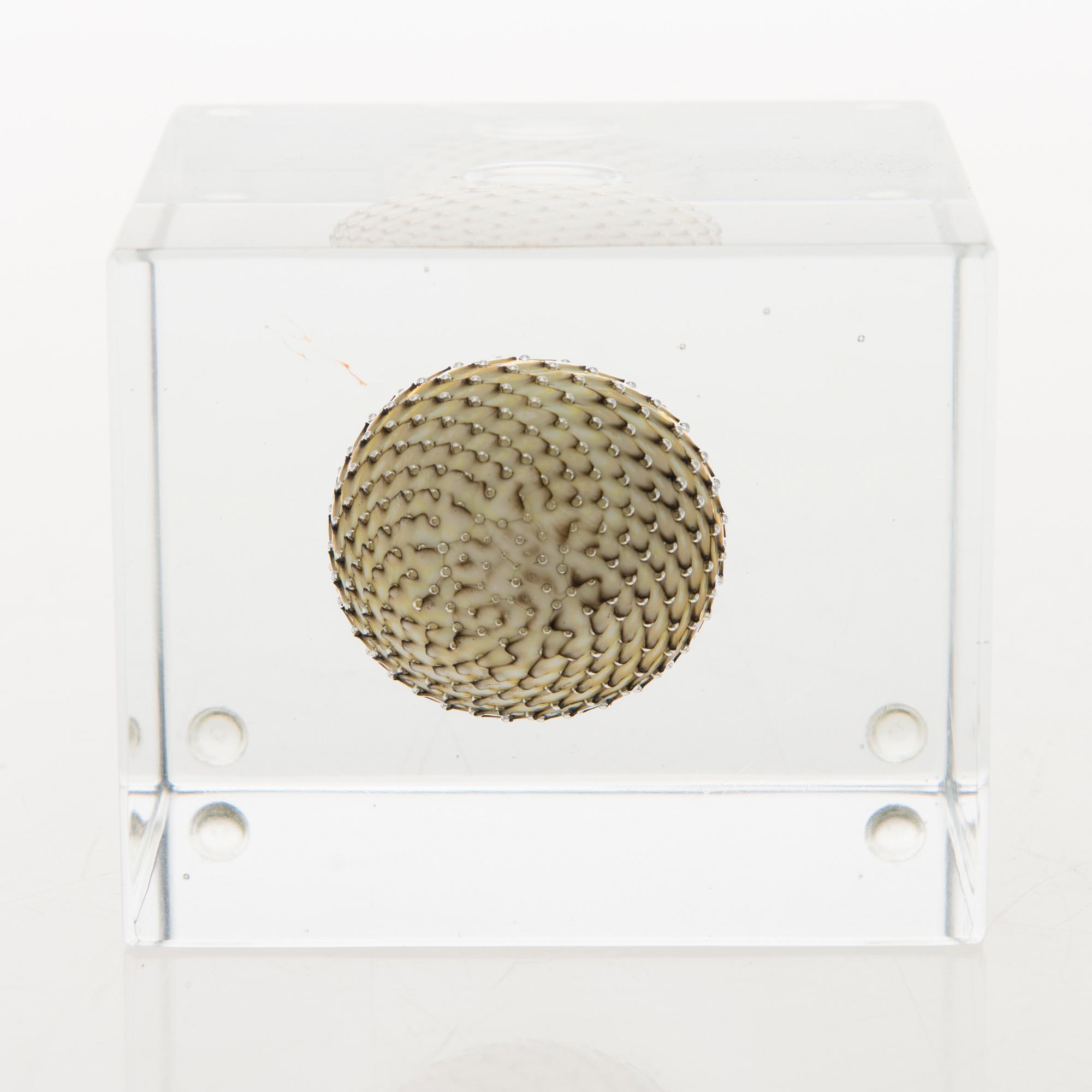 OIVA TOIKKA, An annual glass cube, signed Oiva Toikka Nuutajärvi 2009 and numbered 438/2000.