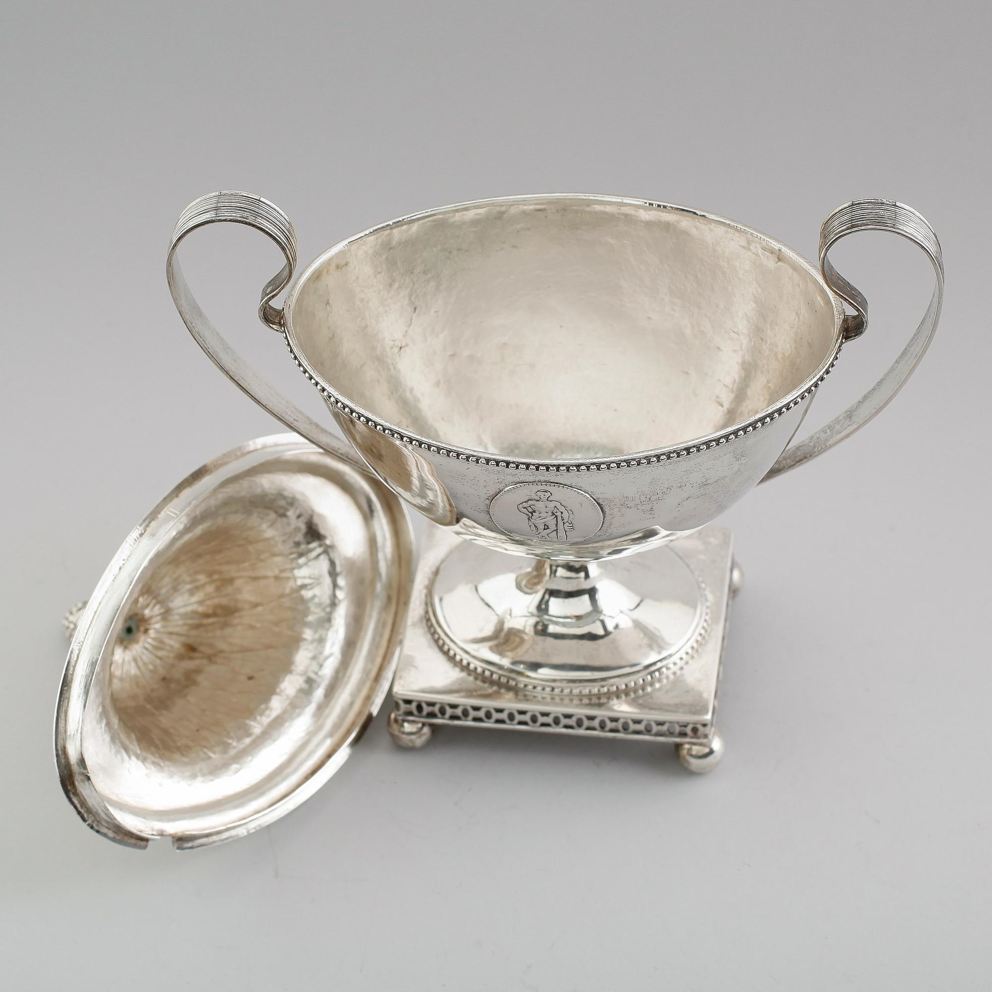 STRÖSOCKERSKÅL MED LOCK, silver, Johan Wilhelm Zimmermann, Stockholm 1795. Vikt ca 560 gram.