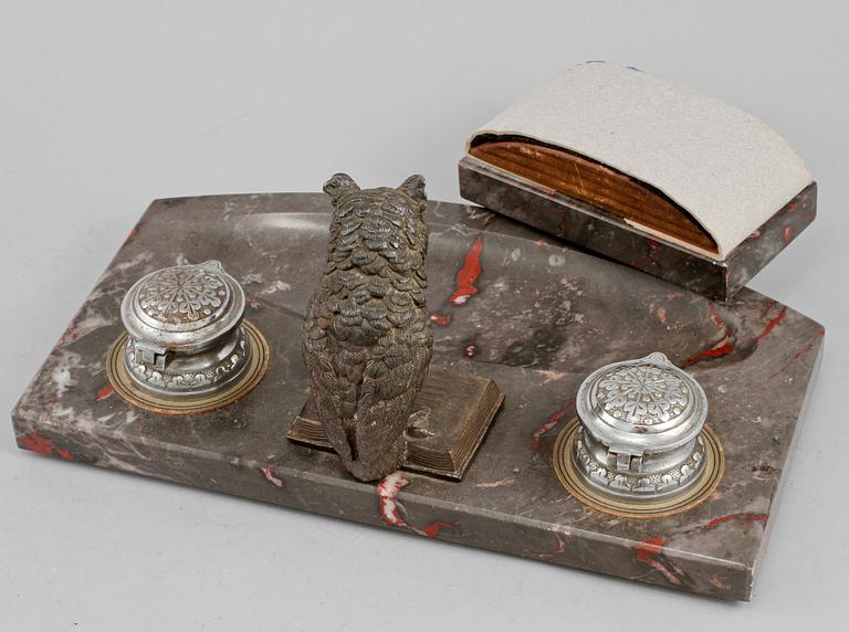 SKRIVBORDSUPPSATS, 2 delar, sten, 1900-talets första del.