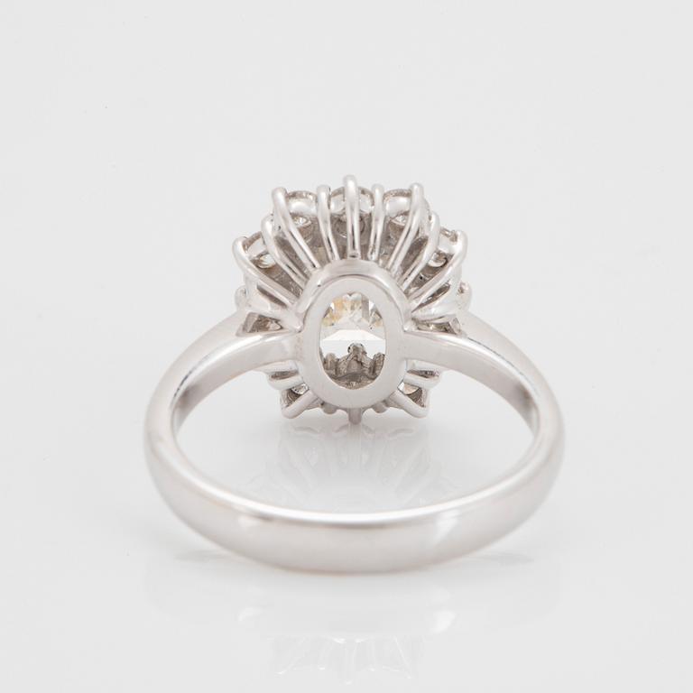 Ring 18K guld med en smaragdslipad diamant 2.04 ct kvalitet J vs1 enligt medföljande IGI certifikat.