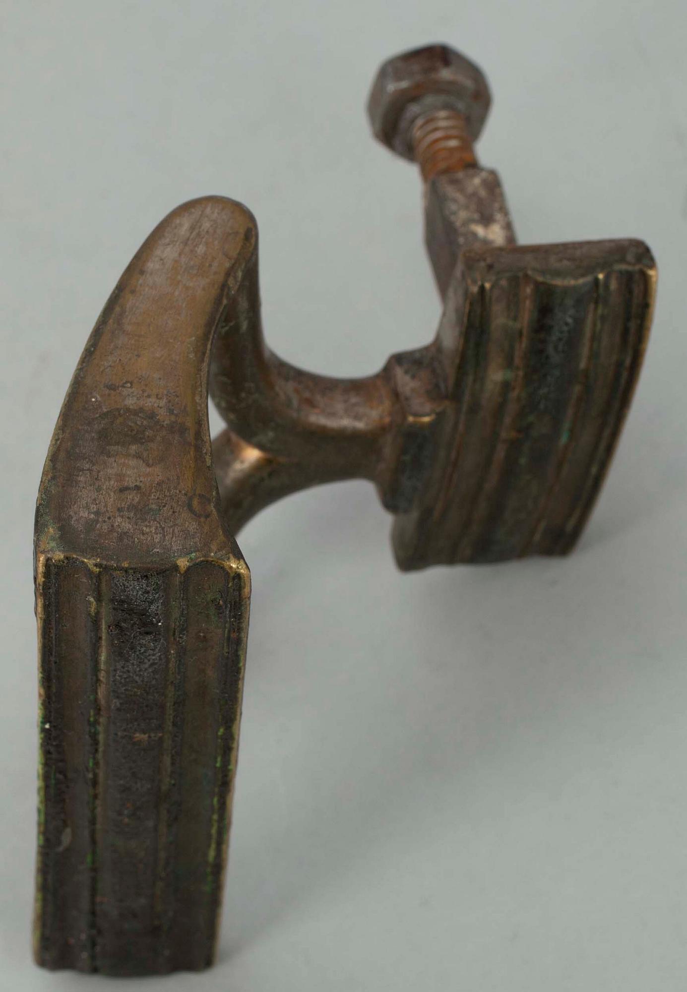 DÖRRHANDTAG, 3 st, brons, bl.a. Alvar Aalto.