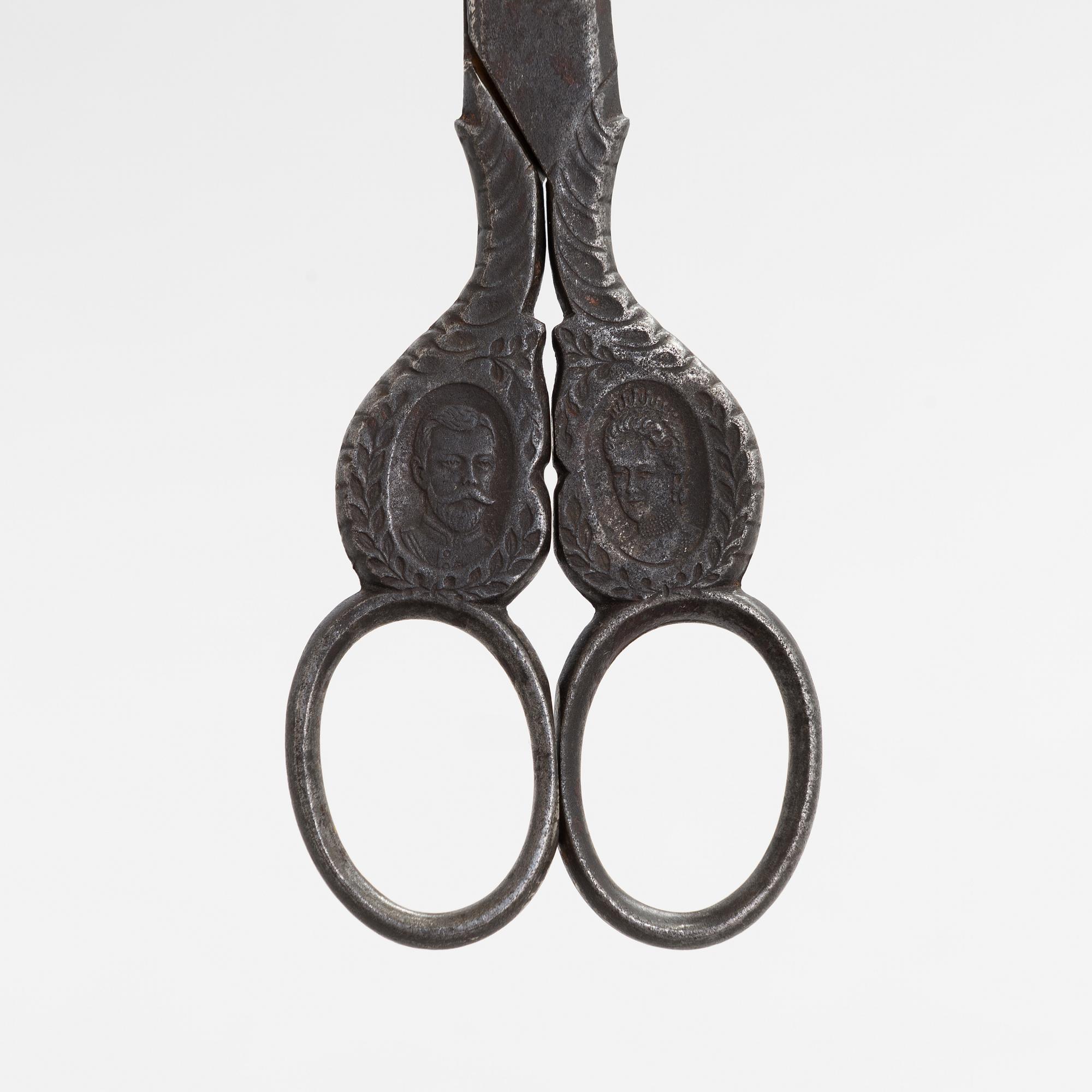 Steel scissors with the portraits of Nicholas II and Alexandra Feodorovna. Manufacturer D. Peres Solingen, Germany.
