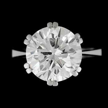 1173. A brilliant cut diamond ring, 5.55 cts.