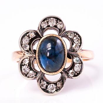 RING, 10-11K guld, cabochonslipad safir, gammalslipade diamanter ca 0.35 ct tot.