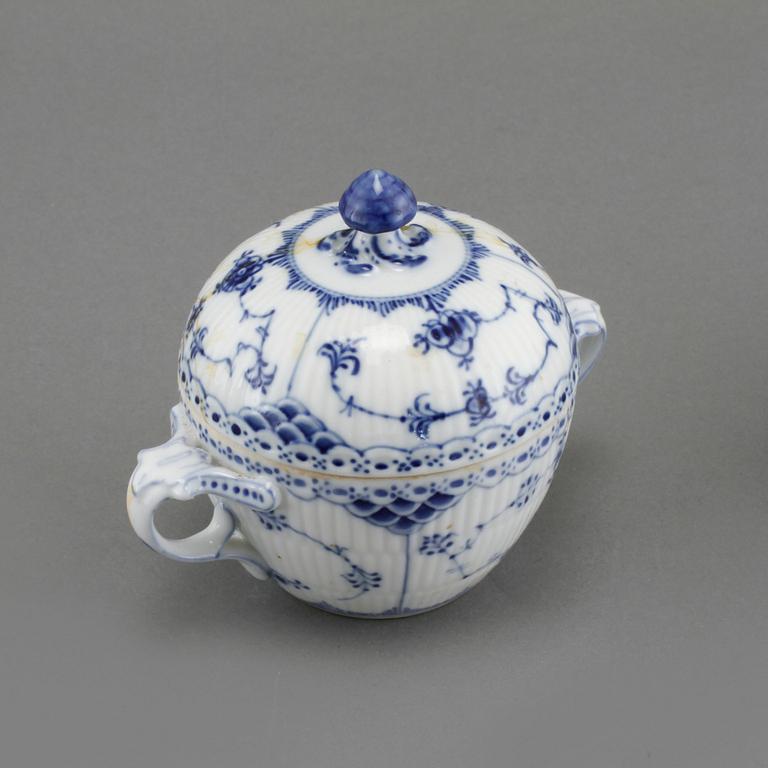SERVISDELAR, 27 st, porslin, "Musselmalet", Royal Copenhagen, Danmark, 1900-talets andra hälft.