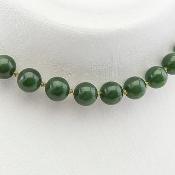 Collier, grön sten och lås i 14K guld.