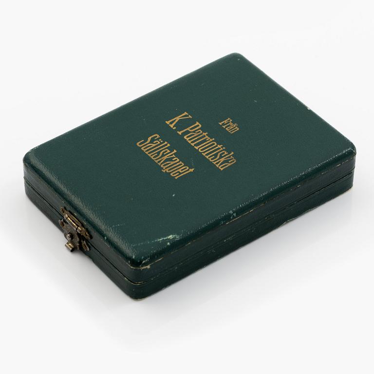 Gustav V, gold medal, Royal Patriotic Society, "for long-standing faithful service".
