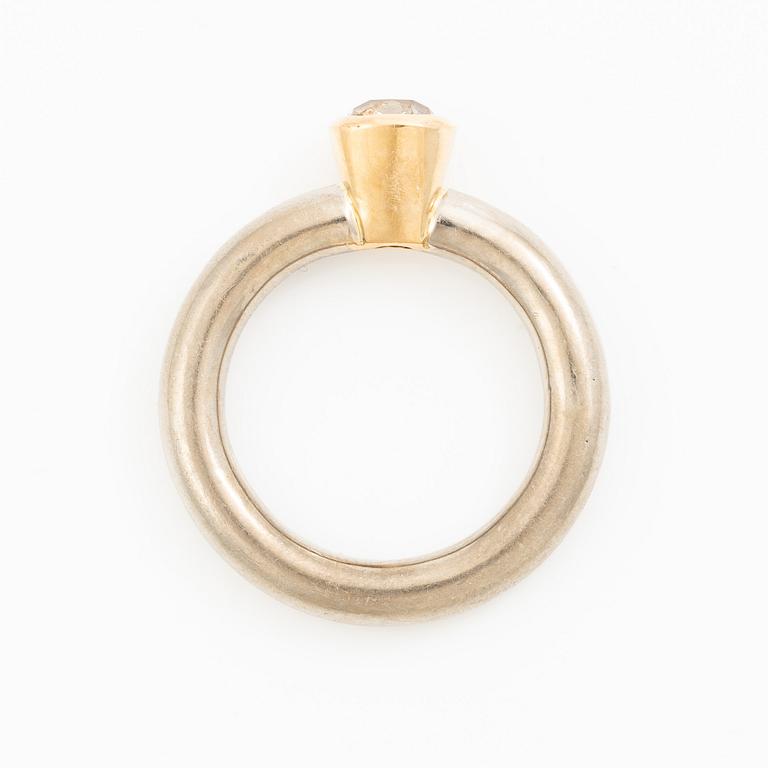 Ring in 18K gold and white gold with a cushion-shaped old-cut diamond.