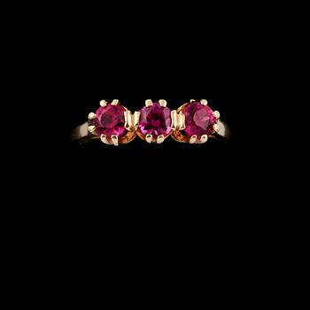 RING, 14K guld med 3 fasettslipade syntetiska rubiner. Vikt 3,3 g.