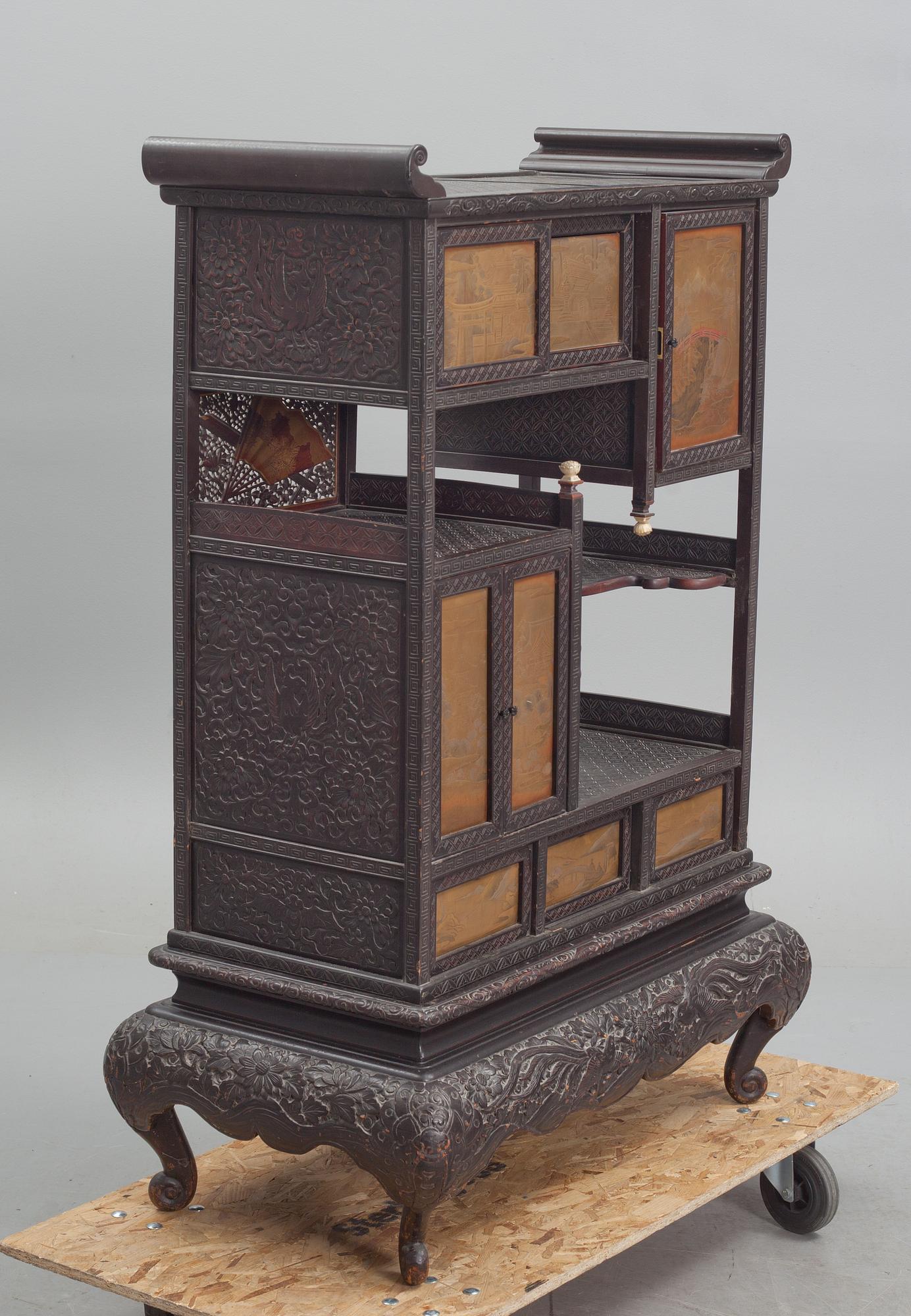 SKÅP. Japan, tidigt 1900-tal.