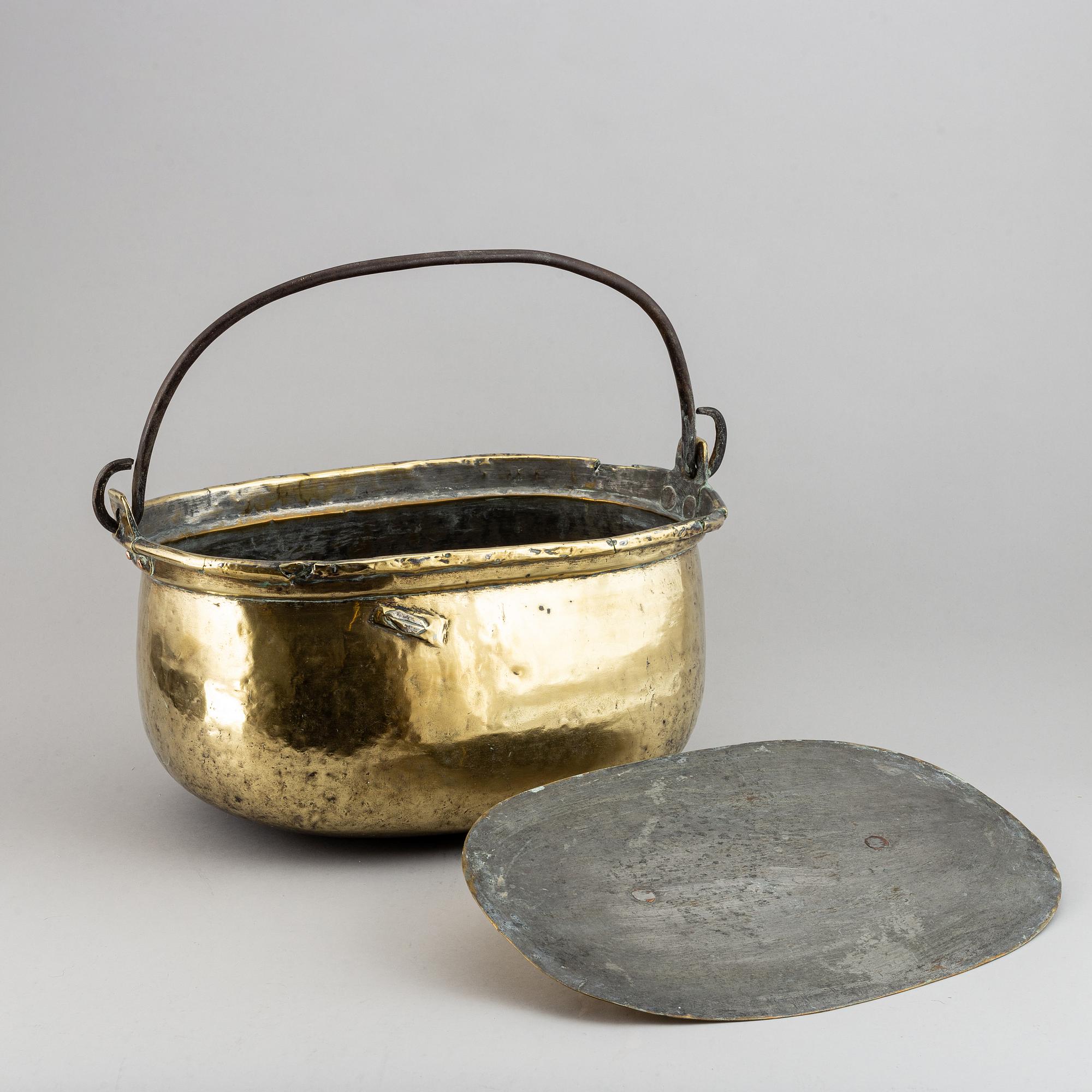 A brass lidded pan, 18th/19th century.