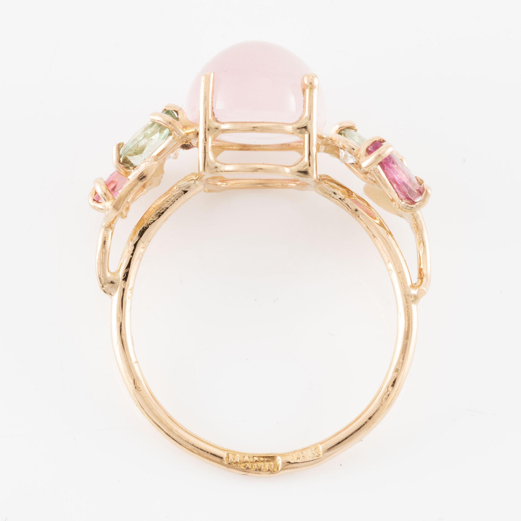 Ring in 18K gold set with a cabochon-cut rose quartz, green and pink tourmalines, and brilliant-cut diamonds.