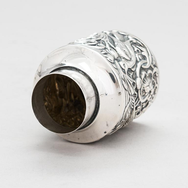 Lusikkapari, Lontoo 1787-91, purkki, Lontoo 1891 ja vati, Chester 1906, sterlinghopeaa, Englanti.