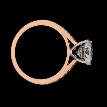 RING, briljantslipad diamant, 2.02 ct samt rosa briljantslipade diamanter, tot. ca 0.16 ct.