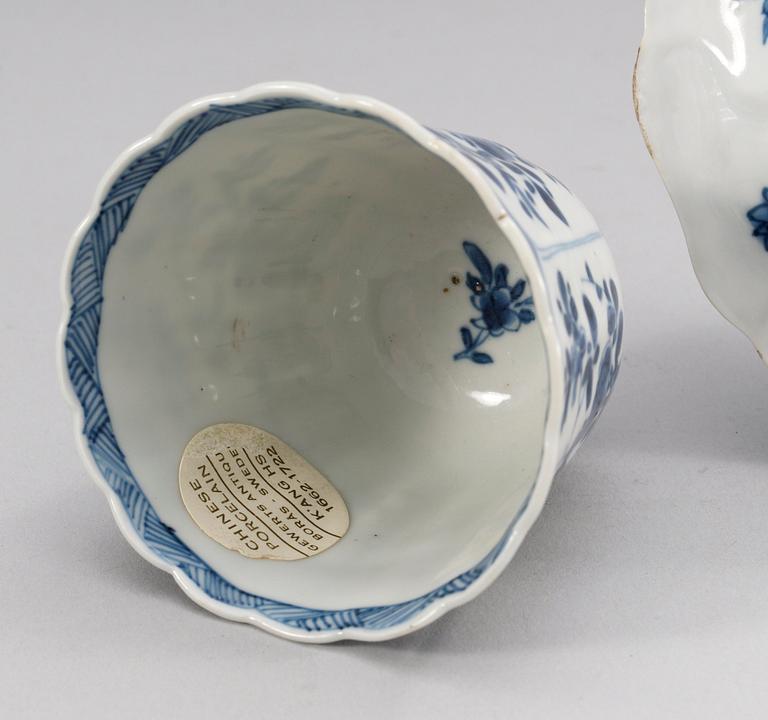 KOPP samt FAT, porslin. Qing dynastin, Kangxi (1662-1722).
