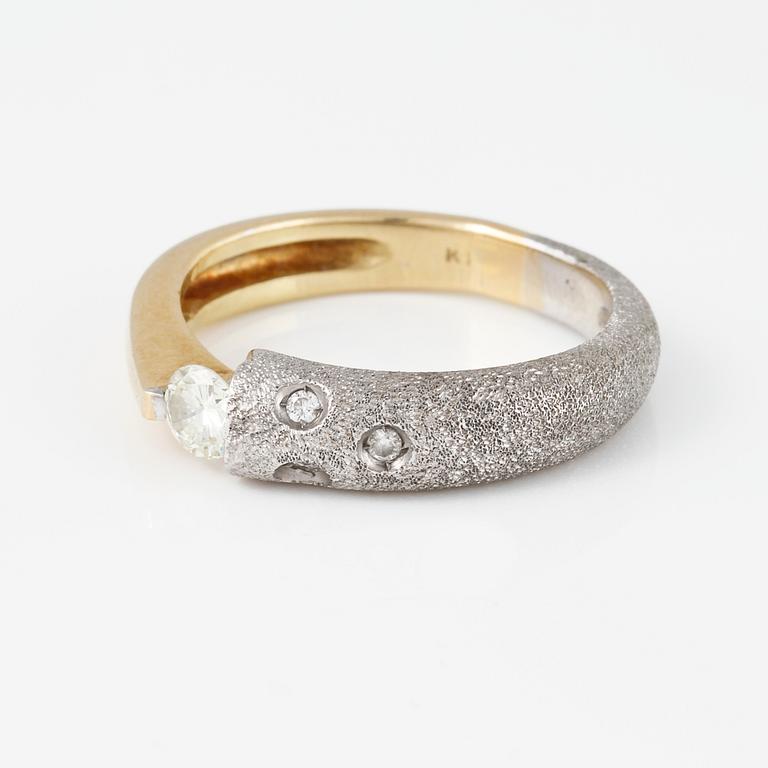 RING, 18K guld och vitguld med 4 briljantslipade diamanter. Vikt 5,8 gram.