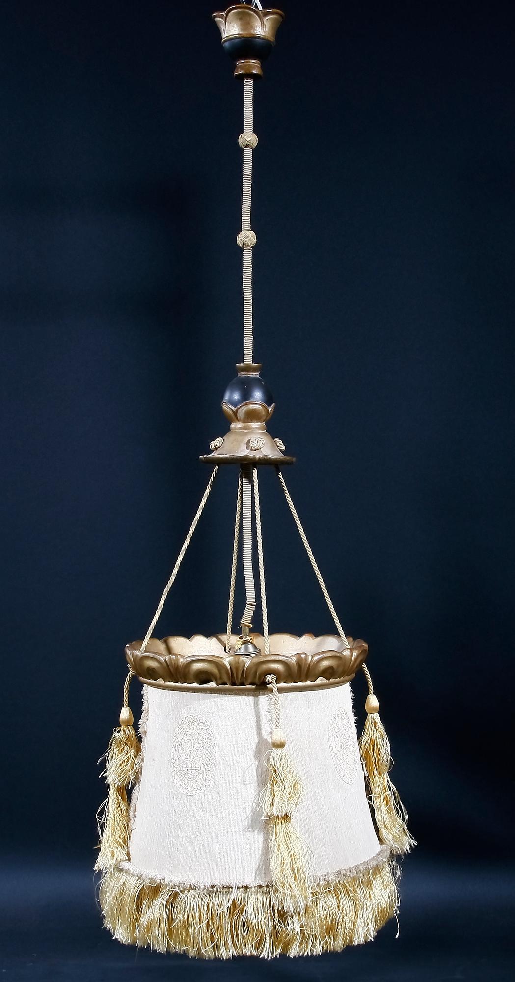 TAKLAMPA, trä/tyg, troligen Italien, 1900-talets mitt.