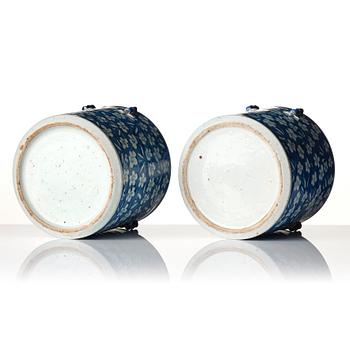 A pair of blue and white tureens with covers, Qing dynasty, 19th century.