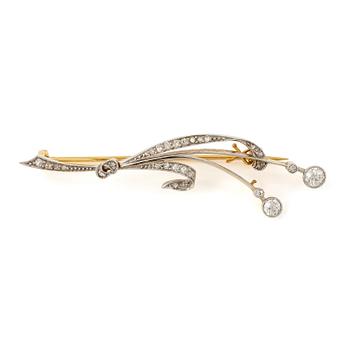 517A. A brooch 18K in gold and platinum set with round brilliant-cut, eight-cut and rose-cut diamonds.