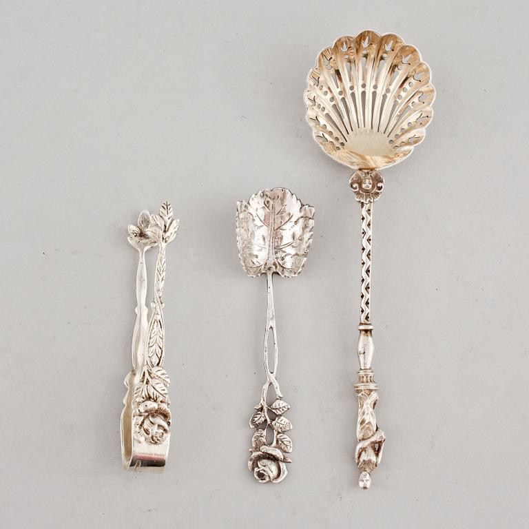 PARTI SILVER, 5 delar, bl a England, 1800/1900-tal, bägare möjligen 1700-tal. Total vikt 410 g.