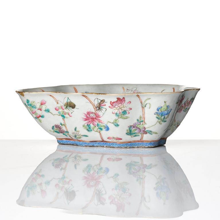 A famille rose leaf shaped dish, Qing dynasty.