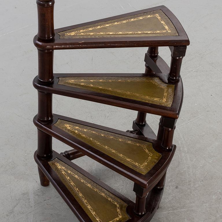 BIBLIOTEKSSTEGE, engelsk stil, 1900-talets andra hälft.