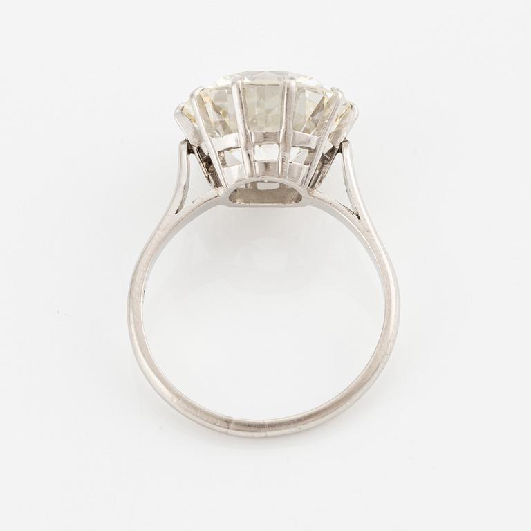 A ring in platinum with a round brilliant-cut diamond.