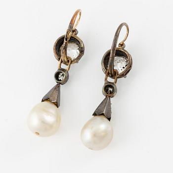 A pair of earrings in 14K gold and silver set with old-cut diamonds and drop-shaped pearls.