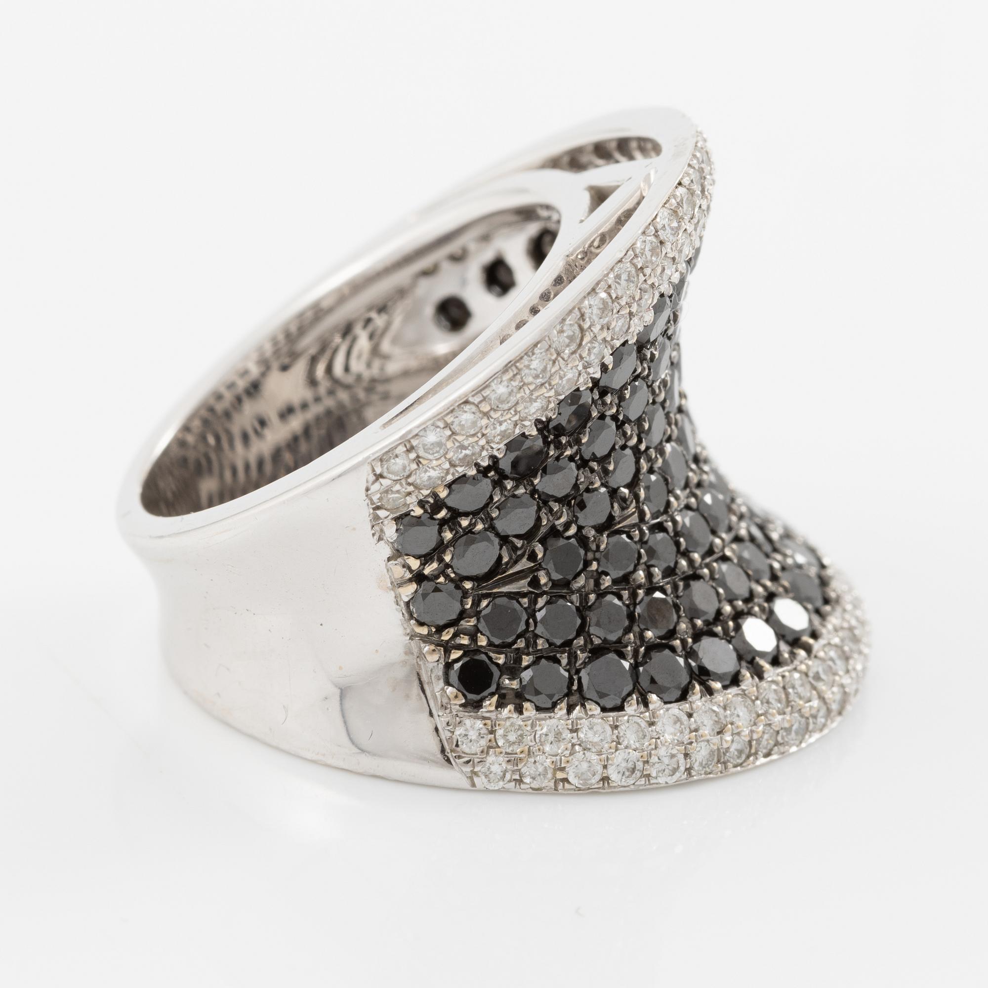 Ring in 18K gold set with round brilliant-cut black and colourless diamonds.