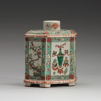 A famille verte teapot, Qing dynasty, 19th Century.