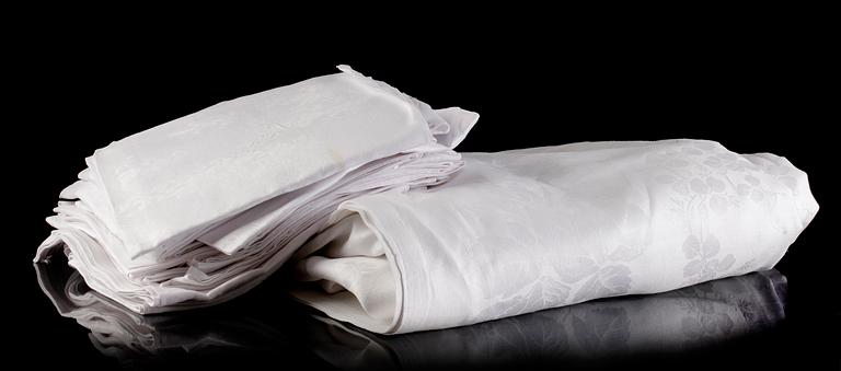 SERVETTER, 20 st, samt DUK, linnedamast. 1900-tal.