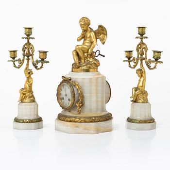 A three piece table garniture, circa 1900.