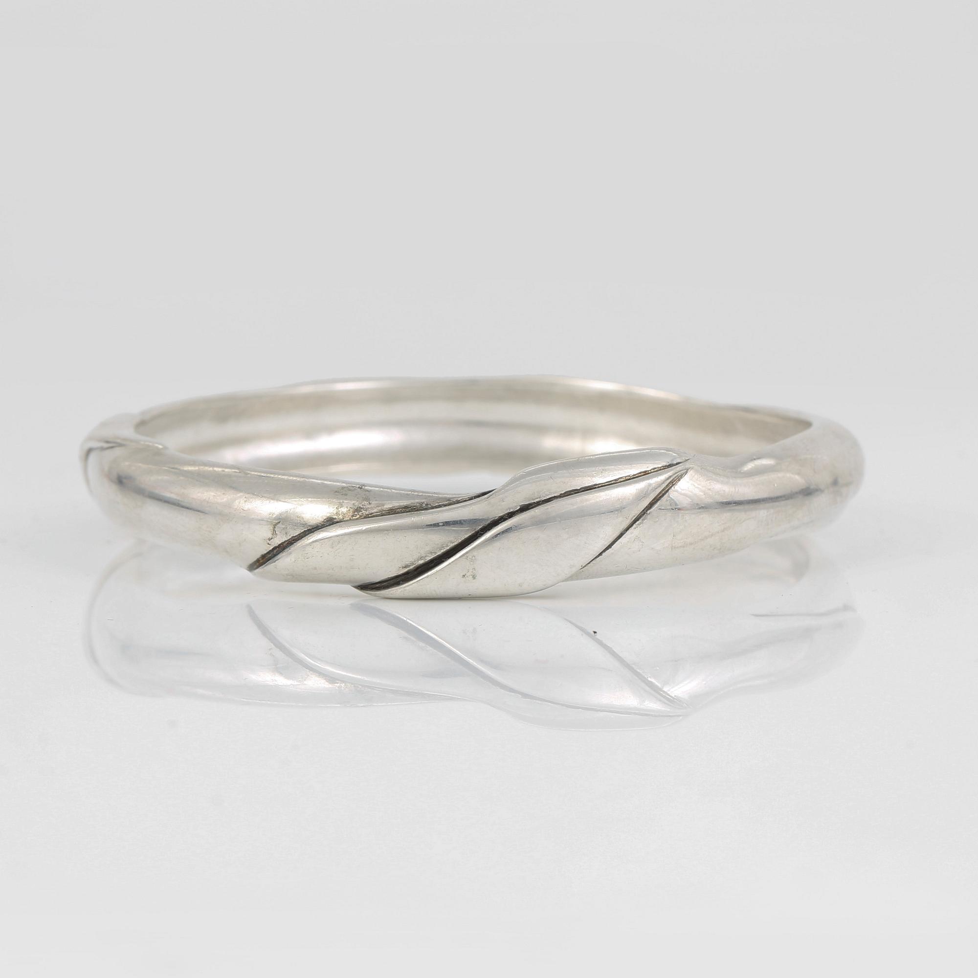 ARMRING samt RING, sterlingsilver, design Ole Kortzau för Georg Jensen, Danmark, efter 1945. Vikt 52 g + 6 g.