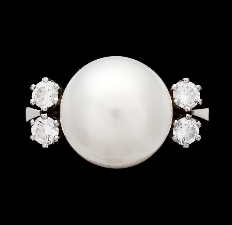 RING, odlad japansk pärla, ca 12 mm, med 4 briljantslipade diamanter, tot. ca 0.30 ct. 1980-tal.