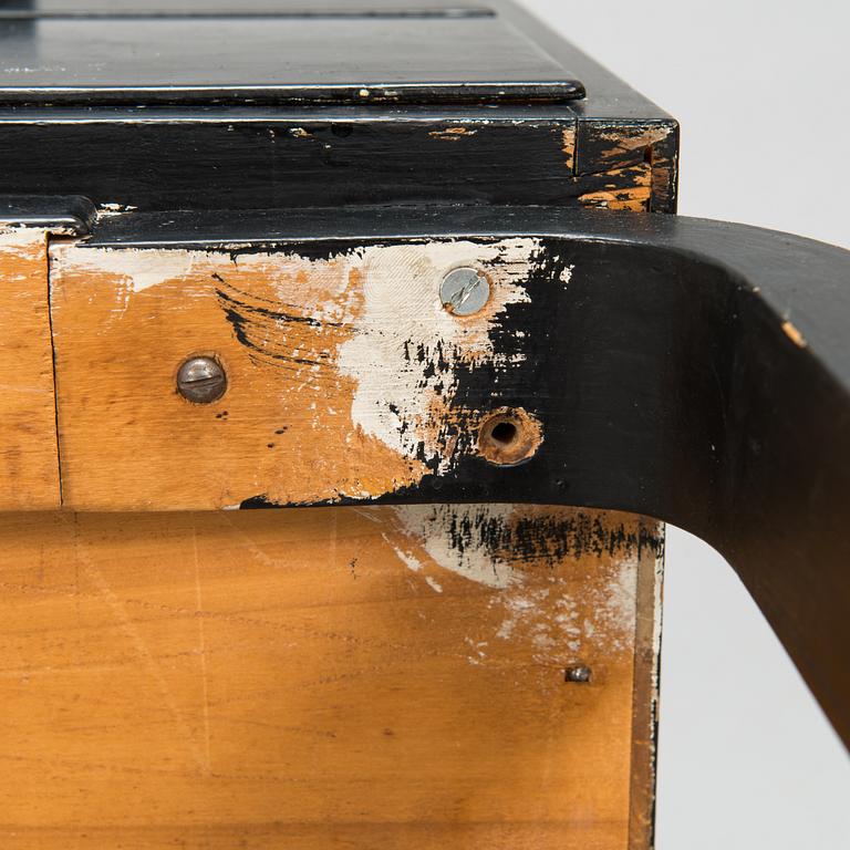 Alvar Aalto, A mid-20th century chest of drawers for O.Y. Huonekalu- ja Rakennustyötehdas AB.