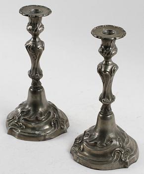 LJUSSTAKAR, ett par, rokokostil, 1900-tal.