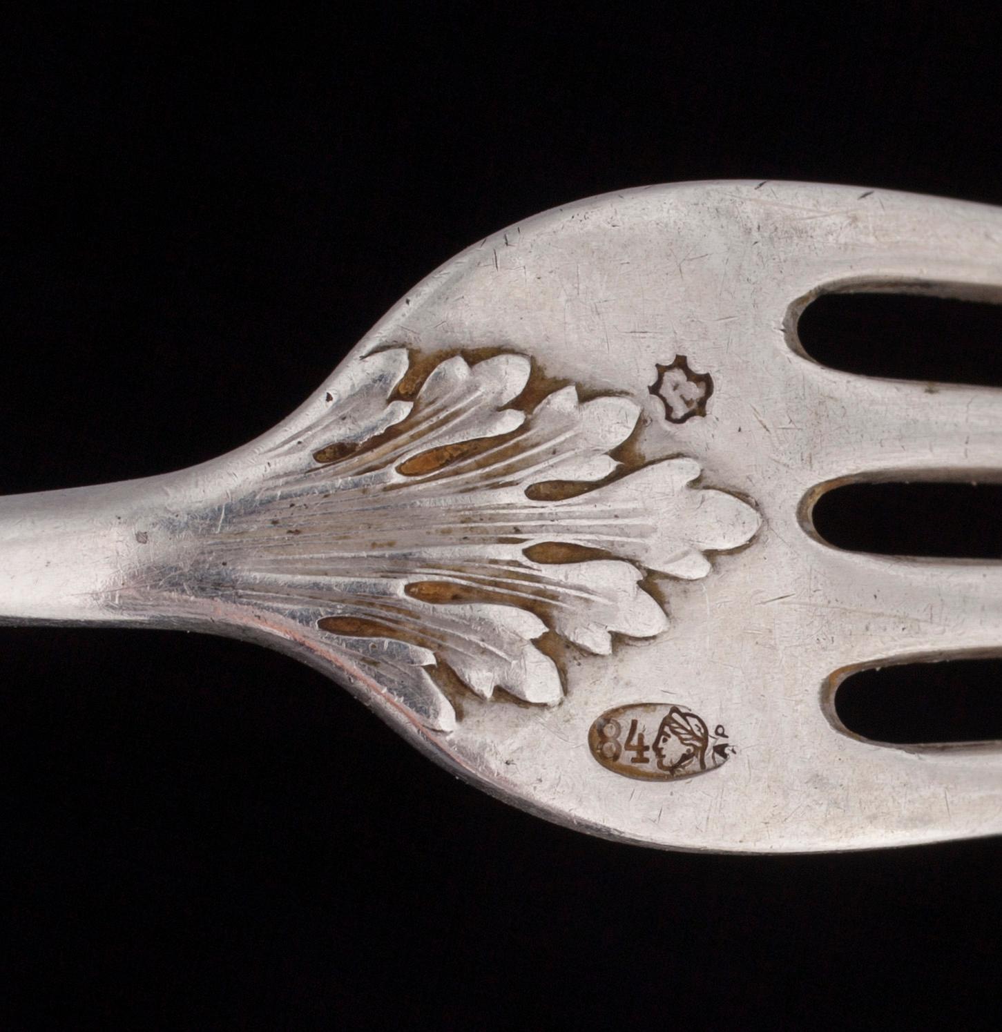 BESTICK, 35 delar, silver och nysilver, engelska, finska, ryska stämplar, 1845-1900-talets mitt. Total silvervikt 465 g.