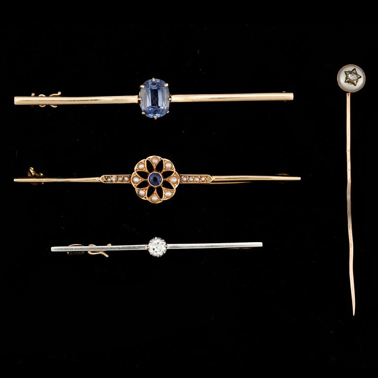 BROSCHNÅLAR, 3+1st, 14k o 18k guld, diamant, safir. Totalvikt 14k 3,7g / 18k 8,2g.