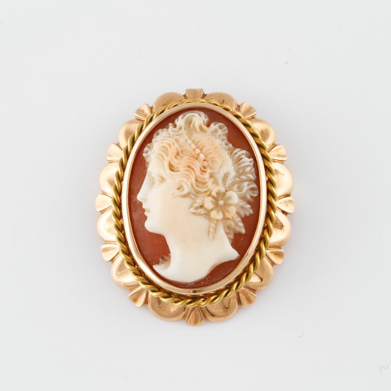 BROSCH, 14k guld med skuren snäckskalskamé, finska stämplar. Vikt 4,9 gram.
