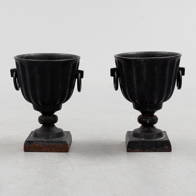 A pair of cast iron plat pots from Alunda Gjuteri.