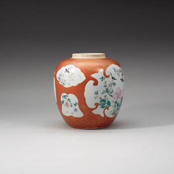 A famille rose jar, late Qing dynasty, circa 1900.