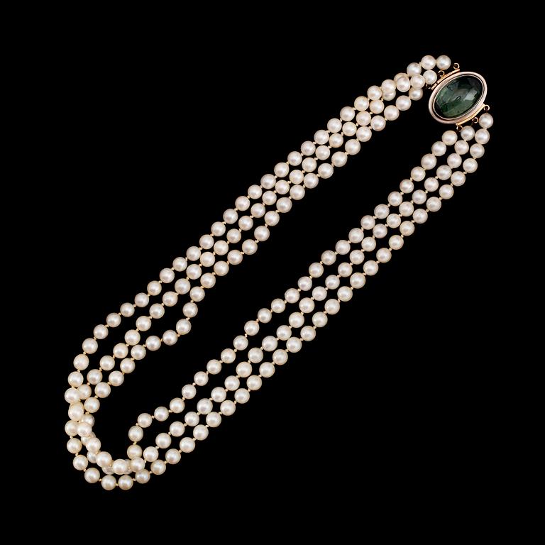PÄRLCOLLIER, 3-radigt med lås av 18 k guld, svenska stämplar 1965.