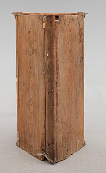 HÖRNSKÅP, allmoge, 1700-tal.