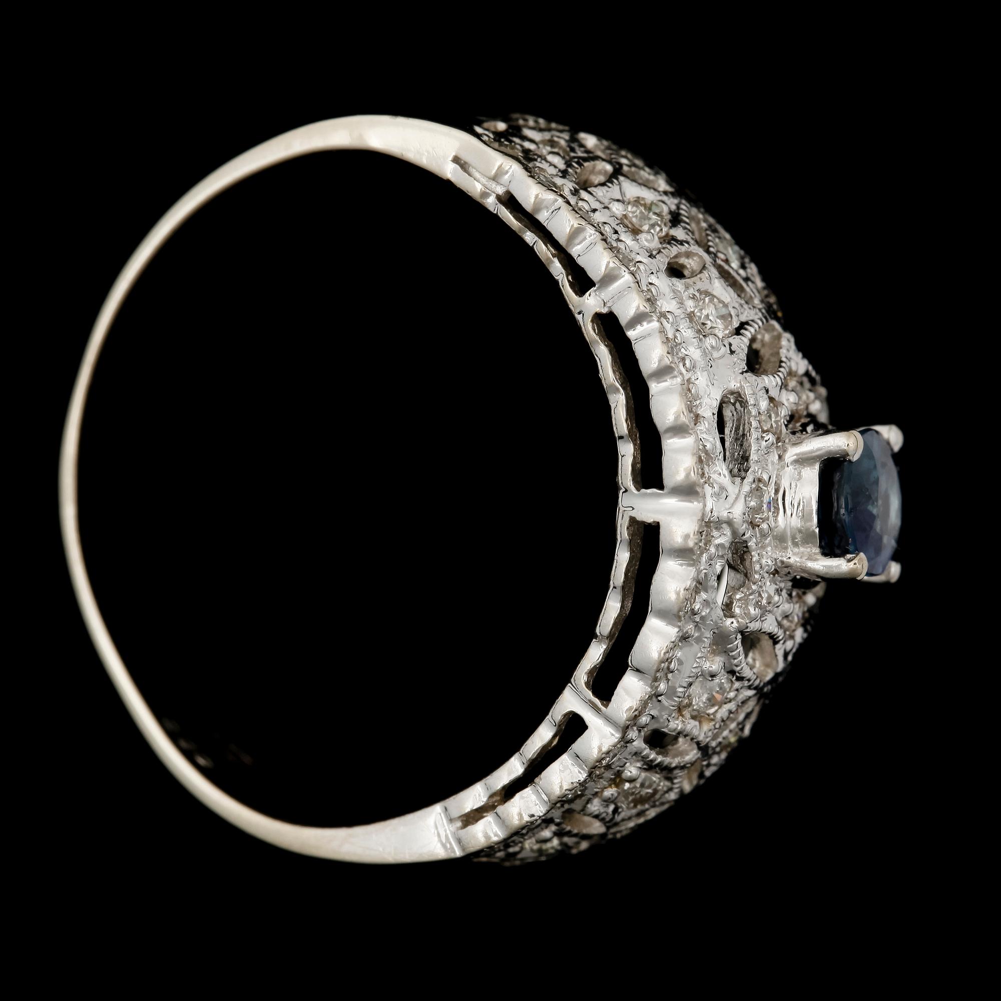 RING, 14k vitguld med oval safir samt micropavé av briljantslipade diamanter. Vikt ca 4,4 gram.