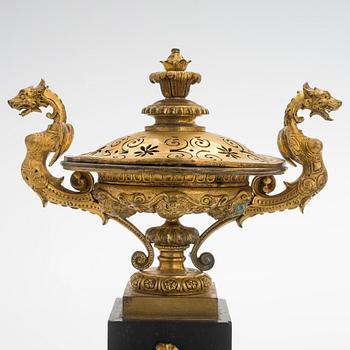 A pair of 19th century urns.