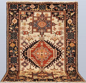 A Heris carpet, approx. 211 x 140 cm.