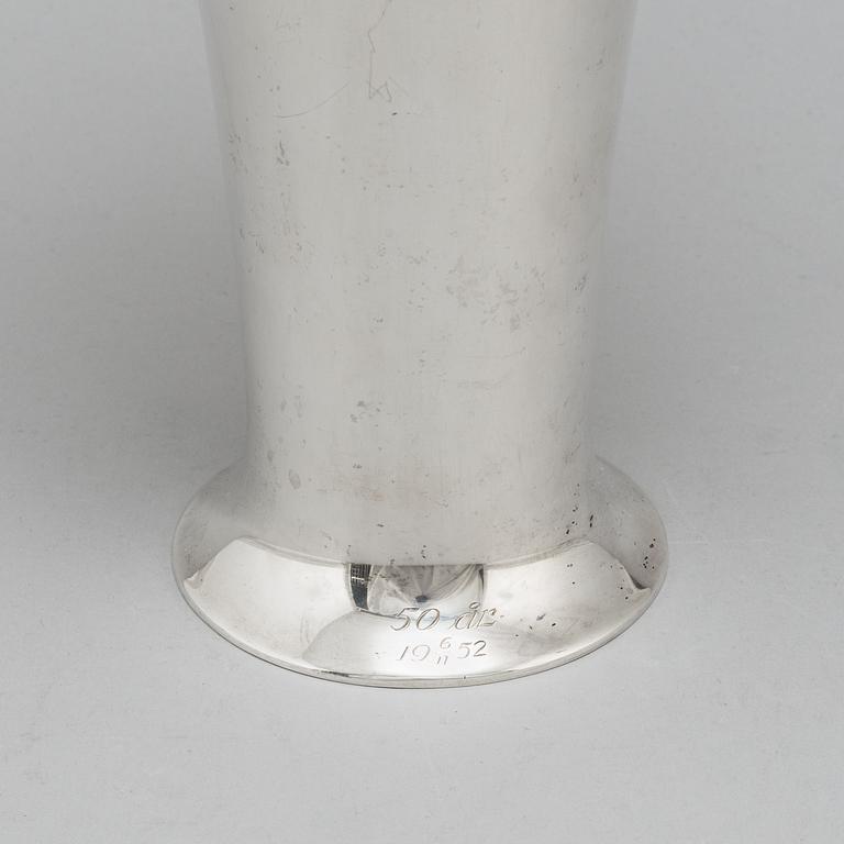 CG HALLBERG, a silver vase, 1910, 456 gram.