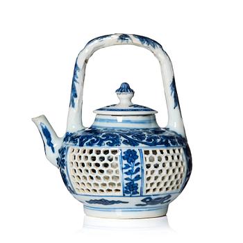 A blue and white tea pot, Qing dynasty, Kangxi (1662-1722).
