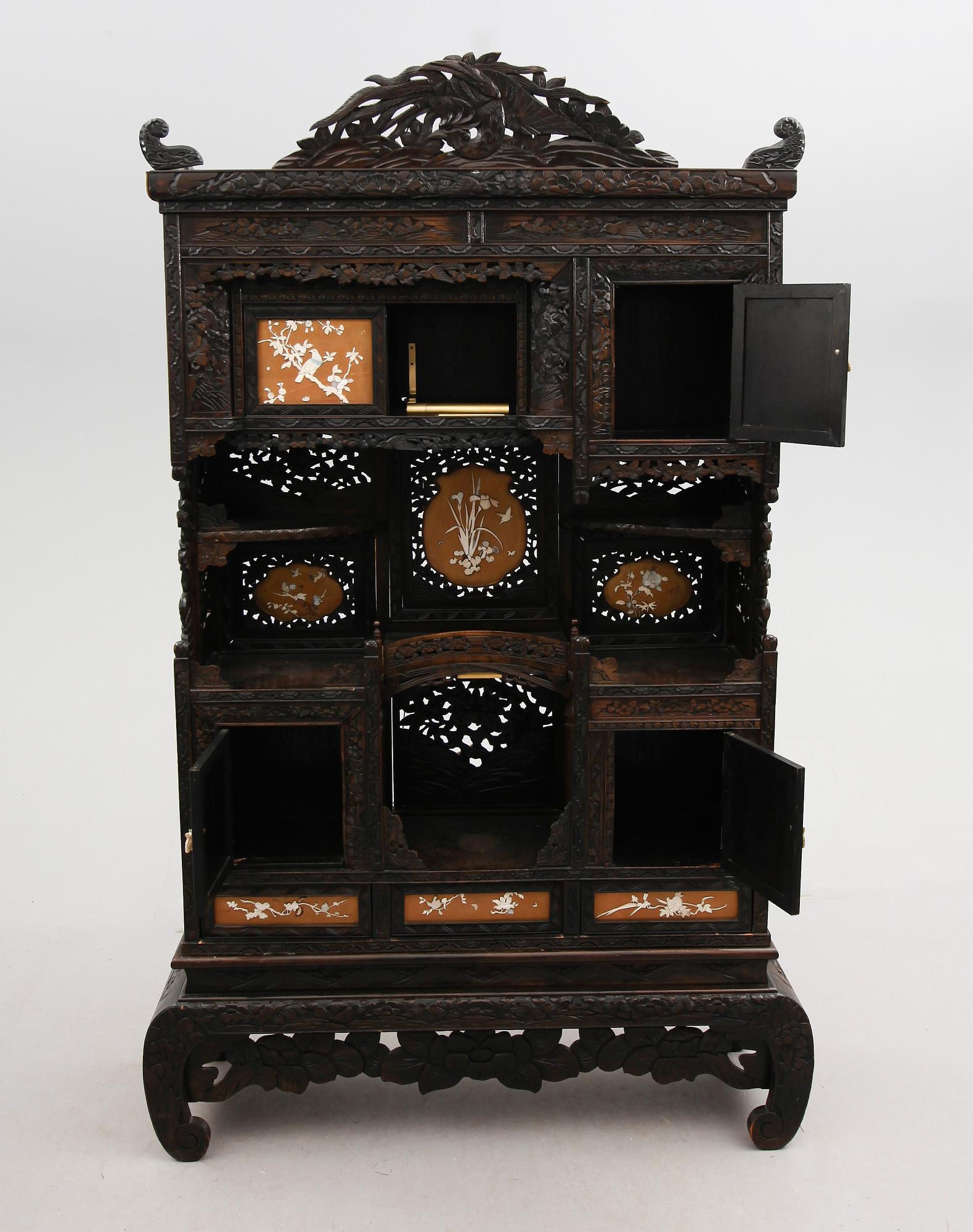 SKÅP, ostindiskt, 1900-talets första hälft.