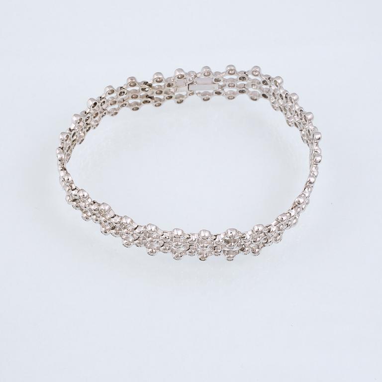 ARMBAND, 18K vitguld med briljantslipade diamanter ca 3.00 ct. Vikt 25,4 gram.